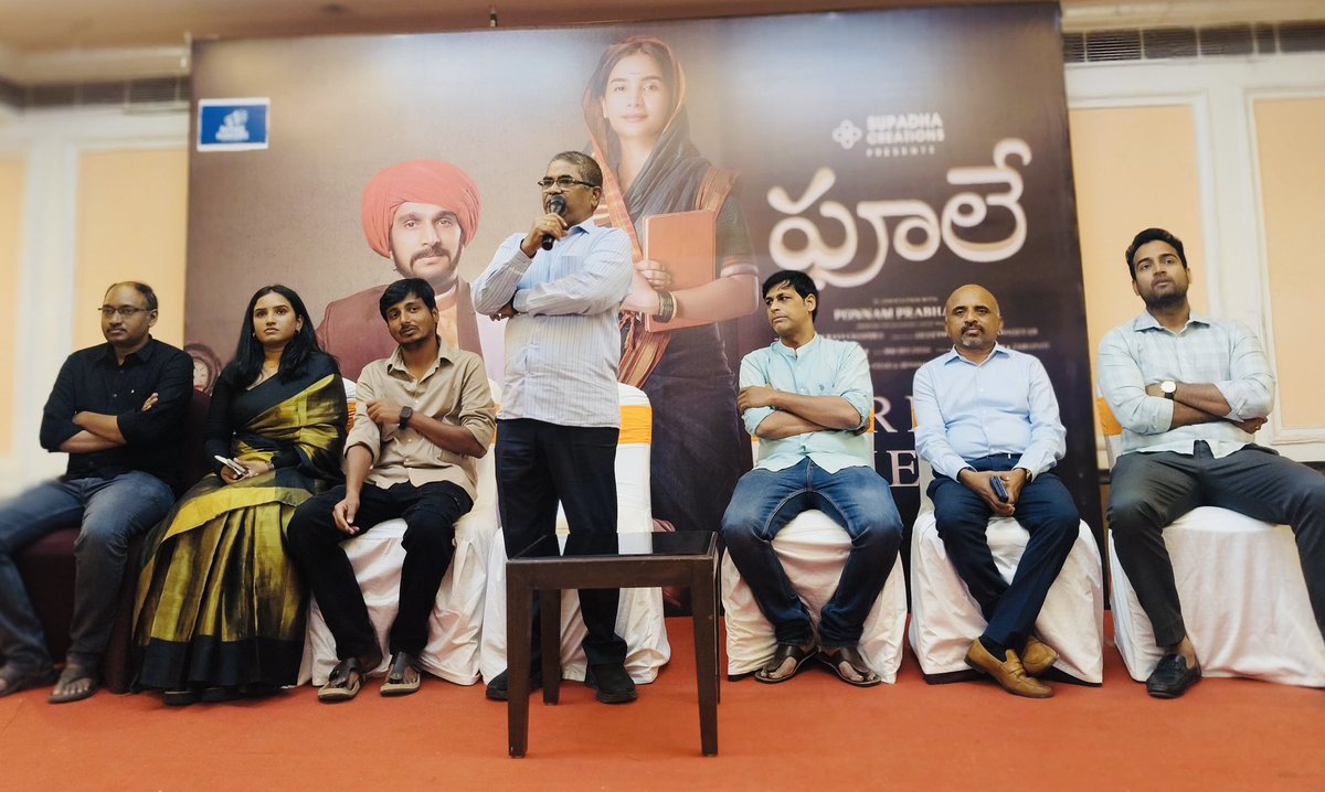 PonnamRavichan1's tweet photo. ఈరోజు హైదరాబాదులోని ఫిలింనగర్ కల్చరల్ సెంటర్ లో ఏర్పాటు చేసిన విలేకరుల సమావేశంలో పూలే సినీ నిర్మాత పొన్నం రవిచంద్ర మాట్లాడుతూ పూలే దంపతులు మహిళలందరికీ విద్య నేర్పిన ఆది గురువులని అన్నారు. 
@JyothiBaPhule @RahulGandhi @revanth_anumula @Bhatti_Mallu @Ponnam_INC 
@Ananthamahadeva https://t.co/VVOdlozA5g