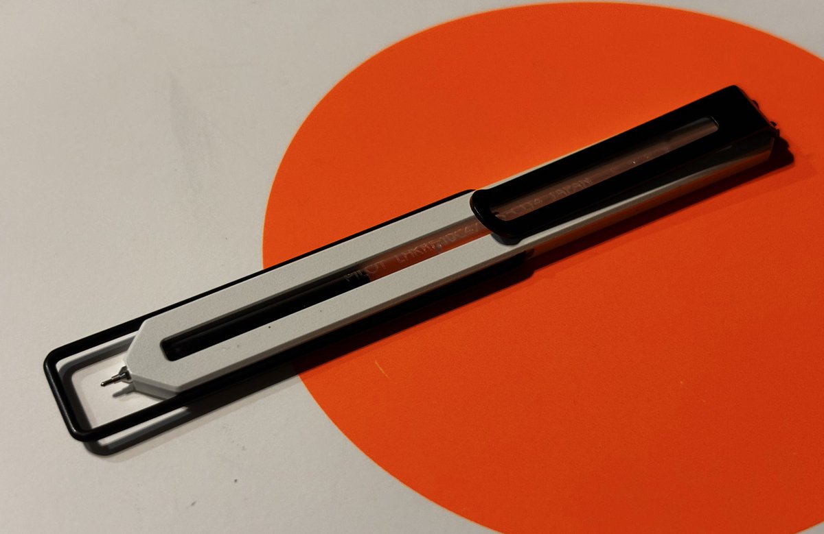 絶対に書きづらいだろう　と思っていたからこそ面食らった。

私の手にはとてつもなくフィットする。

なんなら平べったい筆記具を収集しだそうかともおもっている。