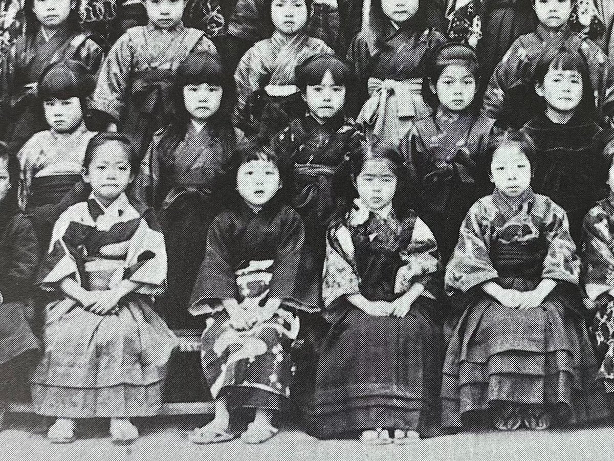 明治時代の女児や女学生の袴の揚げについて、度々言及しています。
NHKであっても、女学生の「ブラウス袖」（拙呼び名）と「袴の揚げ」がリアルに考証されているのを見たことがなく、それなりの事情があってこととは推測できますが、ほんと、可愛いので知ってほしい。