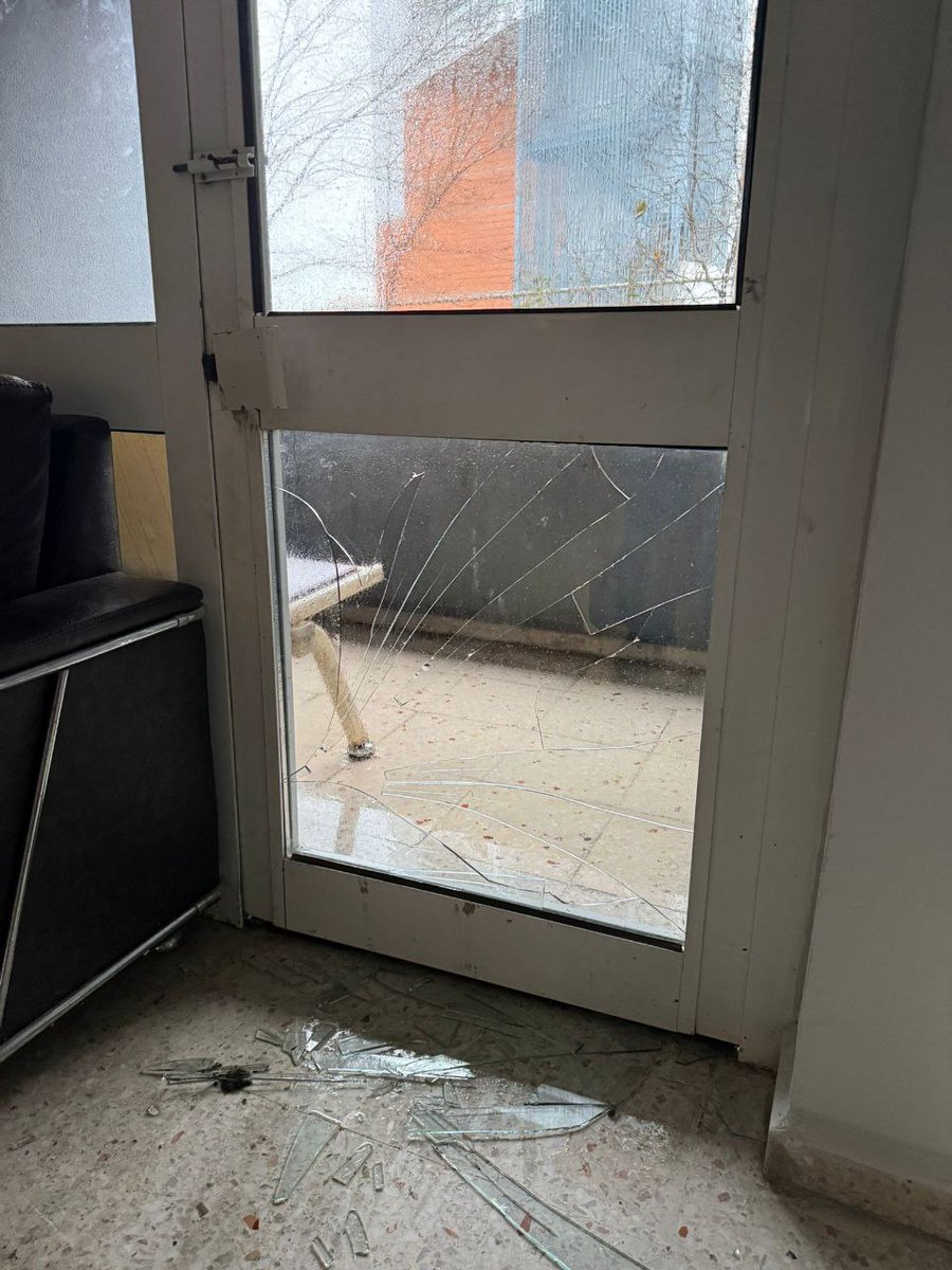 VADİ YURTLARINDA AKIL ALMAZ OLAY!

Bugün vadi yurtlarında kalan bir arkadaşımızın kafasına yatağının üzerine konulmuş pencerenin düştüğü haberini aldık. Bir bunun yaşanmadığı kalmıştı!

Bir kez daha rektörün 19 Mart dönemindeki sözlerinin doğrulandığını gördük. Hatırlayalım Hasan