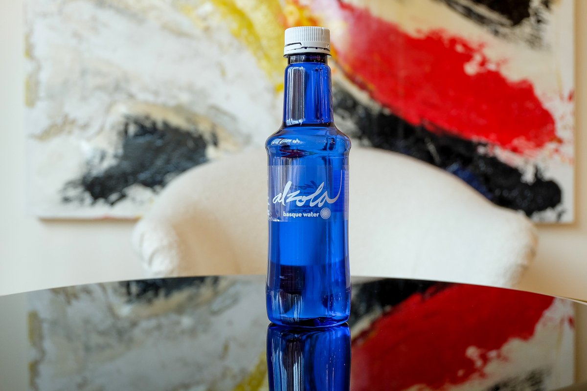 BasqueWater's tweet image. El agua mineral natural de Alzola #BasqueWater nace en el Macizo de Izarraitz y recorre el subsuelo durante 25 años antes de aflorar en Alzola (Gipuzkoa) donde la embotellamos en su estado más puro alzola.com/es/productos #AguaMineralNatural #PureWater #EauMinerale #Alzola250Años