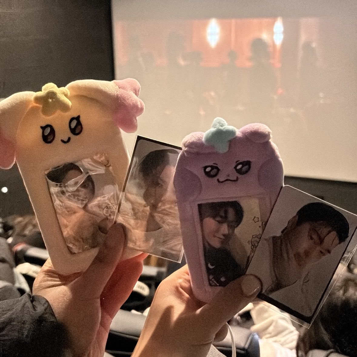 tinybiiny's tweet image. VR 보러갔는데 나란히 최애 나옴 ✌️