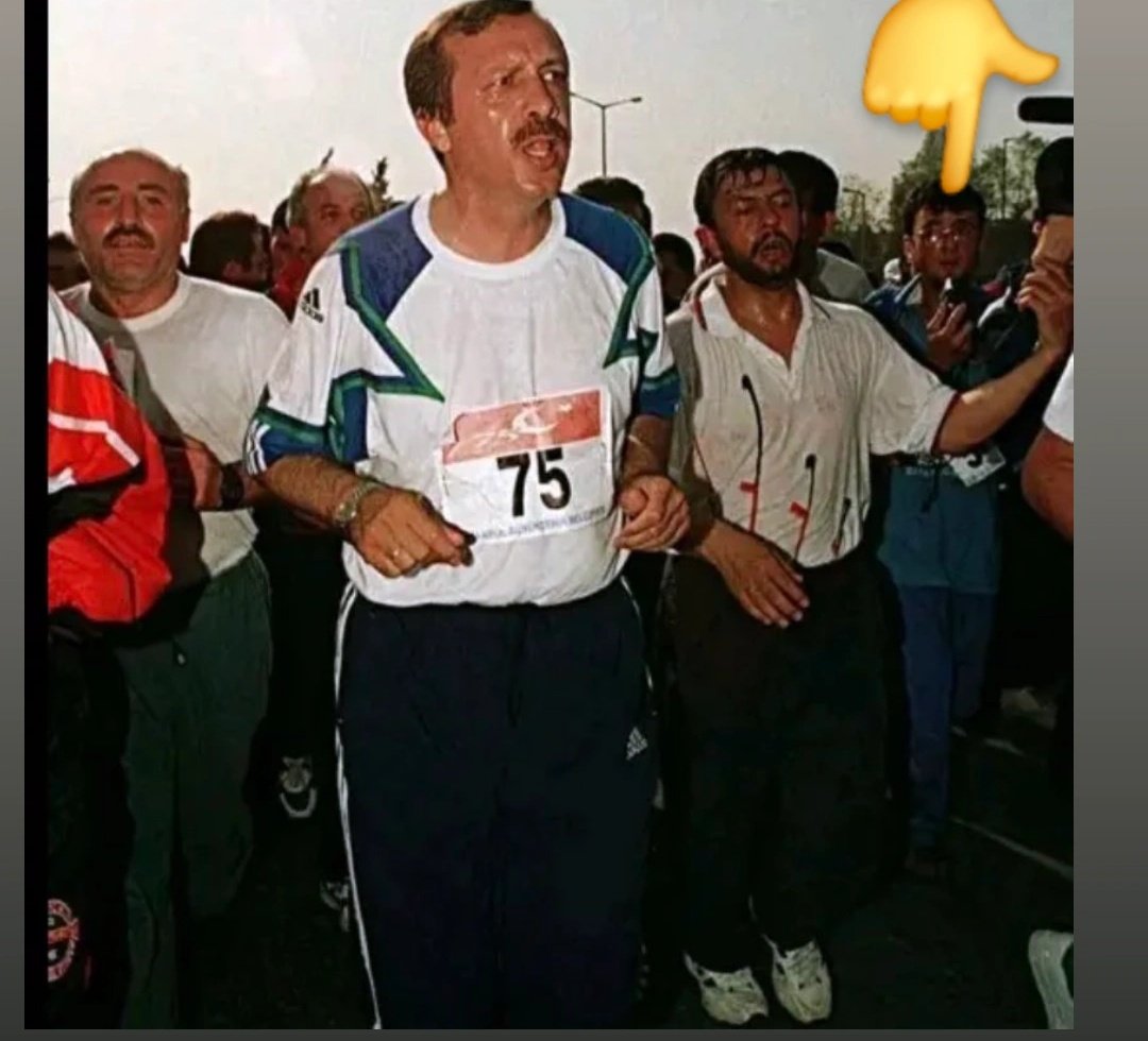 sağdaki gözlüklüyü tanıdınız mı ipucu
Hırsız Eko😊