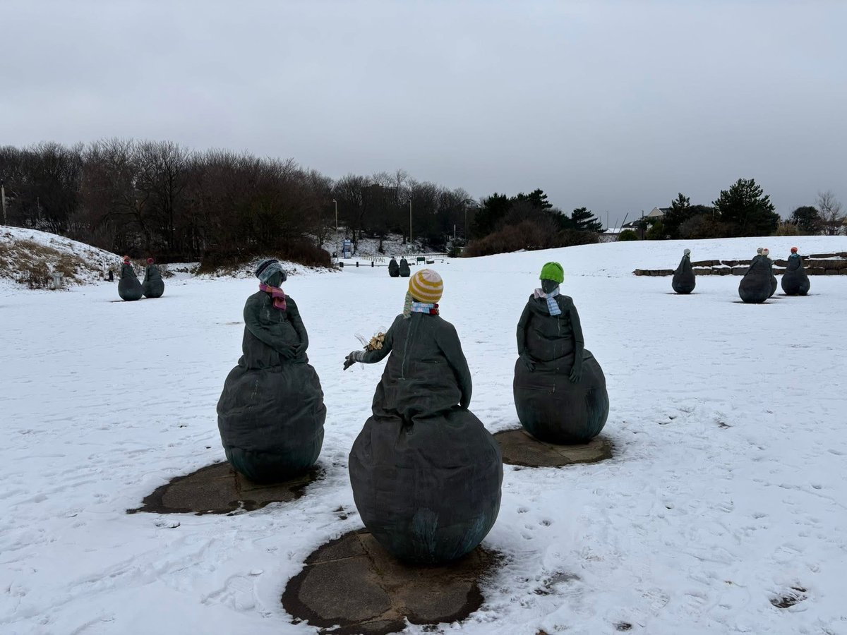 howaythelads_x's tweet photo. Imagine the “Weebles” on Little Haven Beach dancing in the snow in their #winter hats &amp; scarves 🫢🙂

https://t.co/UrnafnEx00

#southshields #statues #southtyneside #dancing #art #culture #northeastengland https://t.co/Q9JI24ubwv