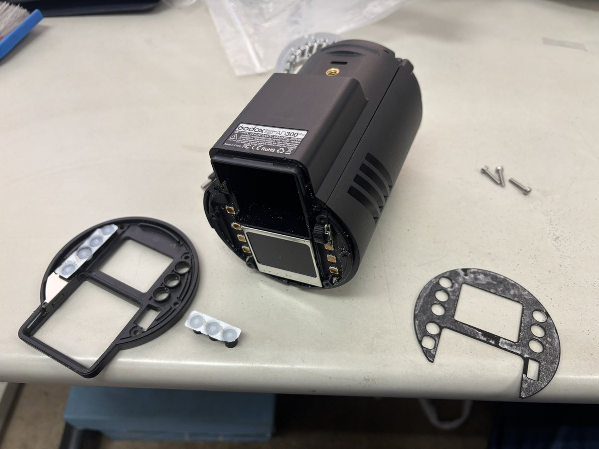 atarugraph's tweet photo. 新年明けまして海撮のおり、強風の��めストロボAD300proが砂まみれに。
スイッチ類に砂が噛んで動かなくなったため分解清掃しました。
ボディ横の排熱穴から砂が入るのでご注意ください。 https://t.co/Ija7hMU8ZB