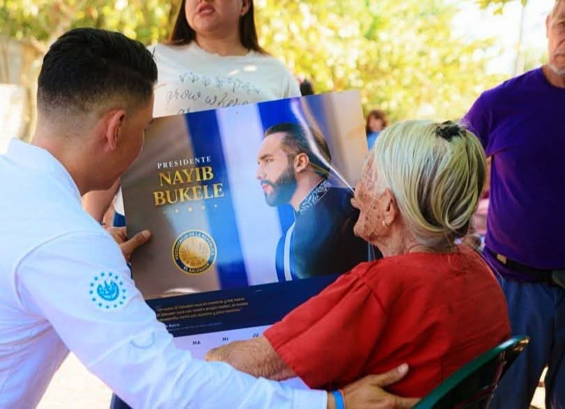 ElTrompudo2022's tweet image. "VAYA, MIRE MADRECITA, le regalo este calendario con la foto de quien le quitó su pensión básica universal".

Dipurrata Chamagua, alias "Palabras de Mujer".