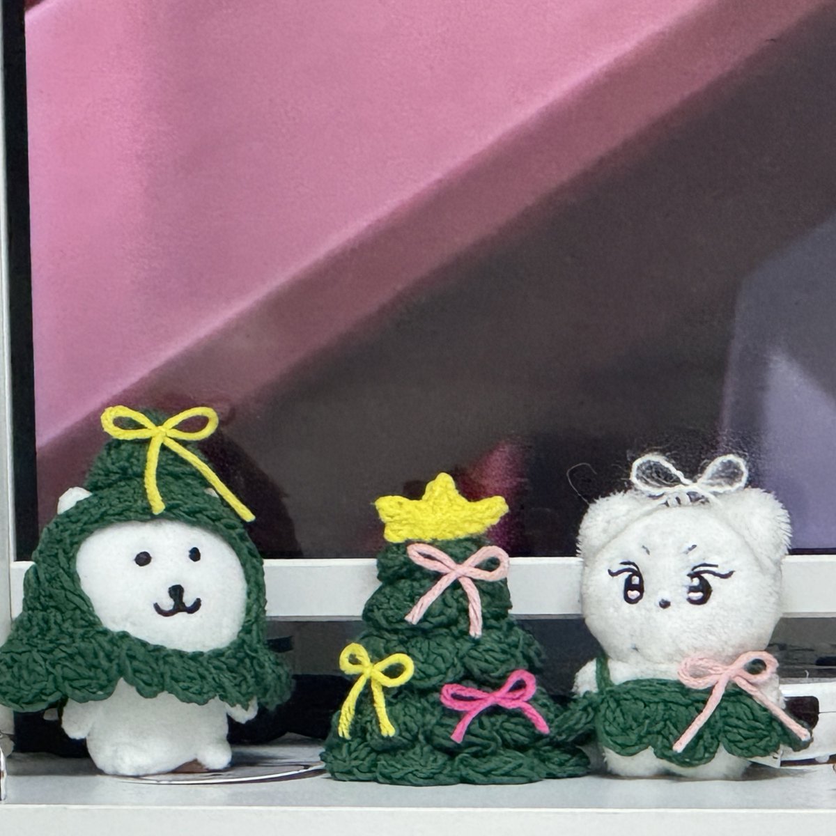 J0294W's tweet photo. 소피후드뜨다가 
너무너무하기싫어서 중간에 
트리랑 인형트리만들었어요 
원래세트로 할라고뜬건데 따로하니까 더귀여운듯 
드리고 모자도하나떳는데 게이지 안내고 막떠서 좀컷는데 끈 달아서 좀 줄여가지고 쓰고나갔긔 https://t.co/CiVia9bv4p