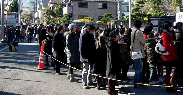 htomsn's tweet photo. 横浜、大倉山、師岡熊野神社。 
神社入口より綱島街道、そして最寄りの東急東横線大倉山駅まで行列ができておりました。
最近近郊の中小の神社の人出が多くなったように感じます。#yokohama https://t.co/hjMwVcFFDb