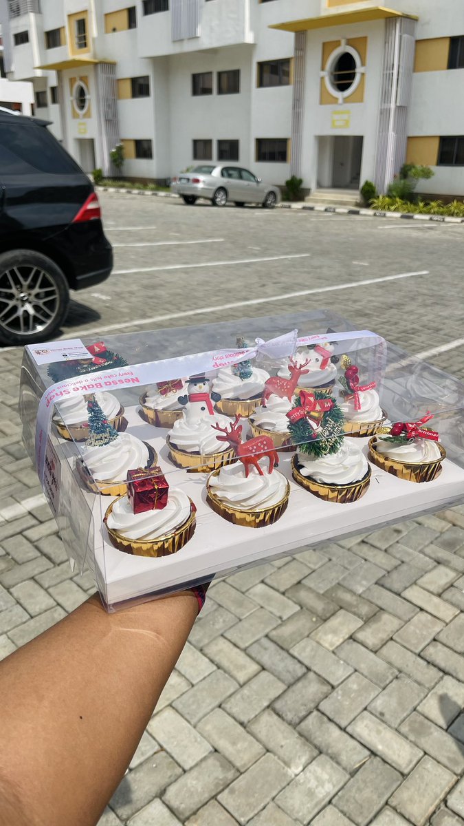 We make costume wedding cakes, birthday cakes and any kind of celebration cakes😊 Patronize us🙏