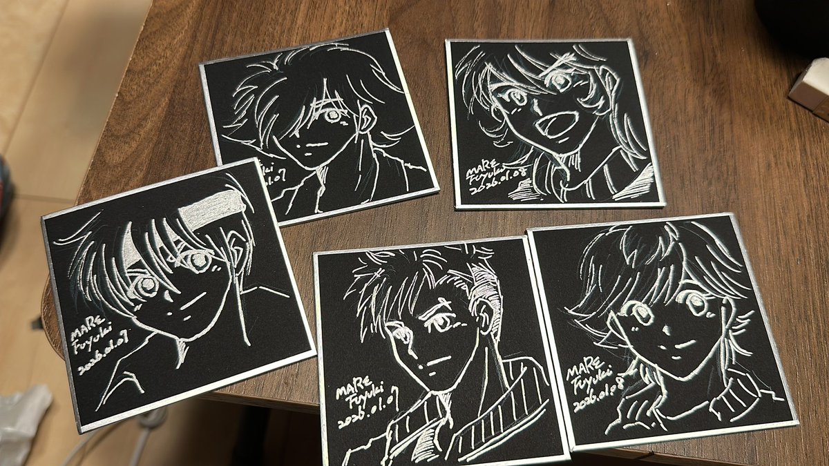 76×76mmサイズの豆色紙です
黒字にカラー芯の下描きをして
その上からシルバーカラーでペン入れ
下描き線はあえて消してません🤗

時計回りに
遼、武蔵、織田さん、当麻、征士さん
1枚¥300 (悩んだのよ…値段💦)

よろしくお願いします(*´꒳`*)