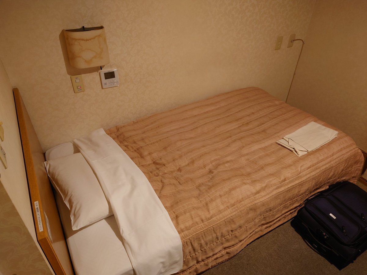 GANP2011's tweet image. 栃木県足利市のホテルにチェックイン
扉開けてすぐベットなレイアウトはレア笑
部屋から見る街は真っ暗