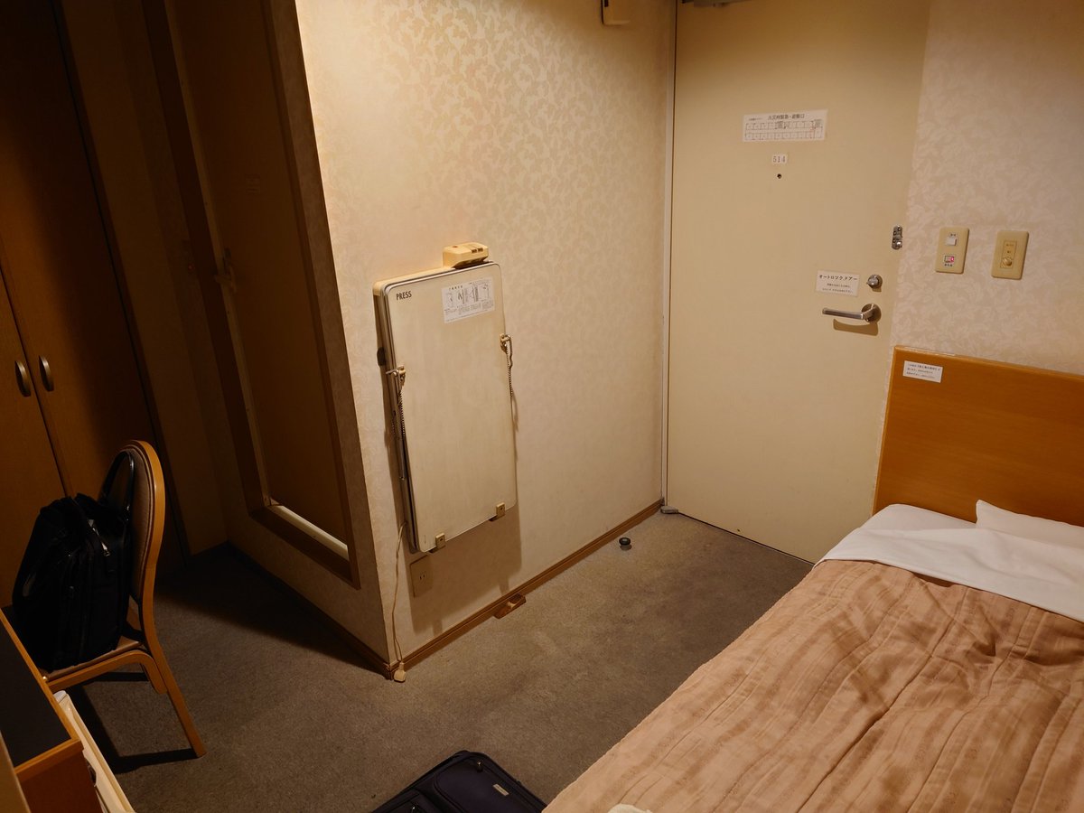 GANP2011's tweet image. 栃木県足利市のホテルにチェックイン
扉開けてすぐベットなレイアウトはレア笑
部屋から見る街は真っ暗