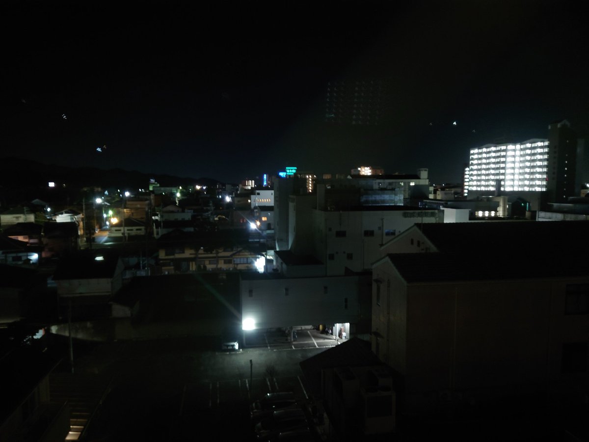 GANP2011's tweet image. 栃木県足利市のホテルにチェックイン
扉開けてすぐベットなレイアウトはレア笑
部屋から見る街は真っ暗
