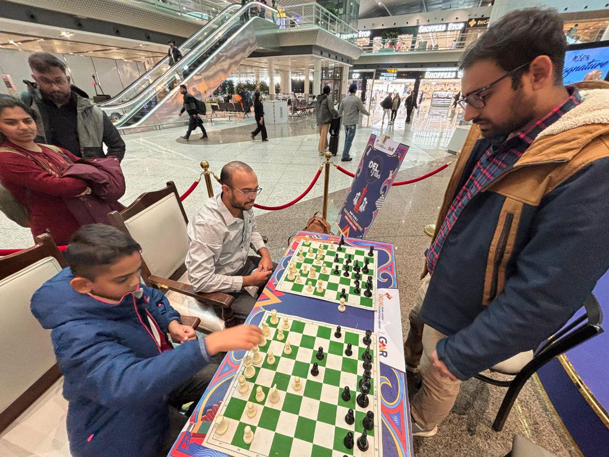 Radheradhegirl's tweet photo. Didn’t expect this at Terminal 1 of @delhiairport 👏🏻 
Sarangi, tabla, and a chess game ♟️🎶

#DelhiAirport #DelVibes #Terminal1 #Sarangi #ChaturangaChampion https://t.co/VsExtZK660