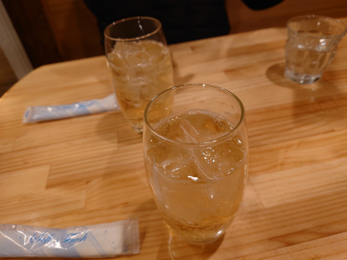 GANP2011's tweet image. 今日は朝から後輩と2人で新年の挨拶で埼玉、群馬、栃木と回り足利で泊まり
ホテル近くのお食事処でハイボールで乾杯🍻梅水晶をおつまみに
食事はミックスフライ定食
アジとイカとエビ
 #タダシメシ  #出張先晩ご飯