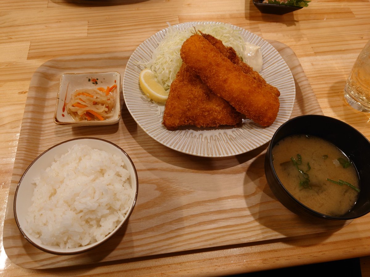 GANP2011's tweet image. 今日は朝から後輩と2人で新年の挨拶で埼玉、群馬、栃木と回り足利で泊まり
ホテル近くのお食事処でハイボールで乾杯🍻梅水晶をおつまみに
食事はミックスフライ定食
アジとイカとエビ
 #タダシメシ  #出張先晩ご飯