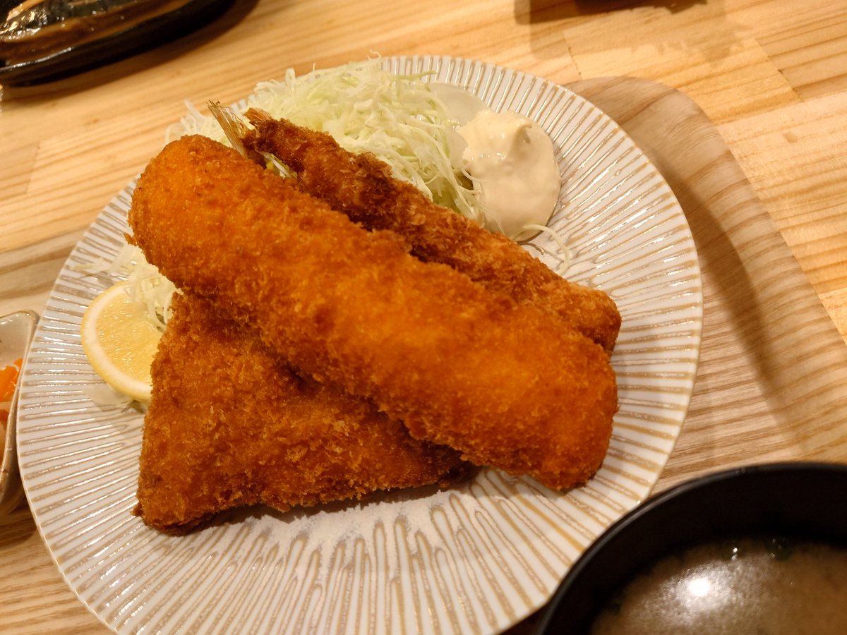 GANP2011's tweet image. 今日は朝から後輩と2人で新年の挨拶で埼玉、群馬、栃木と回り足利で泊まり
ホテル近くのお食事処でハイボールで乾杯🍻梅水晶をおつまみに
食事はミックスフライ定食
アジとイカとエビ
 #タダシメシ  #出張先晩ご飯