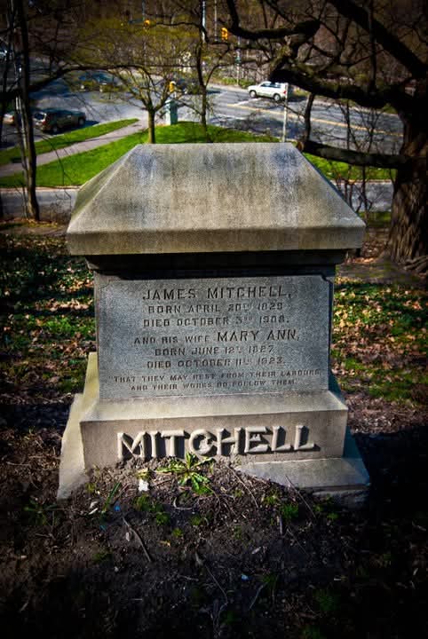 ODSPoor's tweet image. One of the worst parts of #disability poverty is that you fall apart faster than those around you, knees, joints, fractures, infections, externally or internally or mentally; all brought on by bad diets, the abusive #vilification and rough living well below the #poverty line.