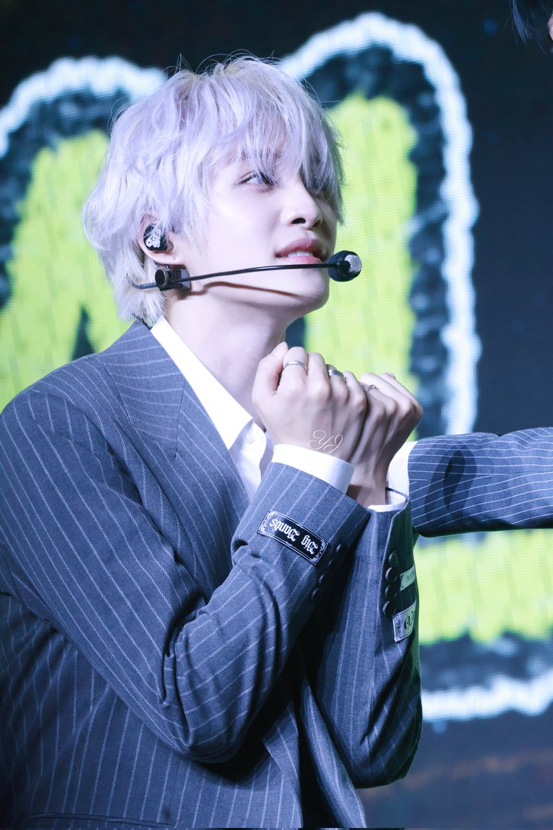 tenyangitis's tweet image. that's not a boy, that's a prey... a very willing prey 🥴🥴