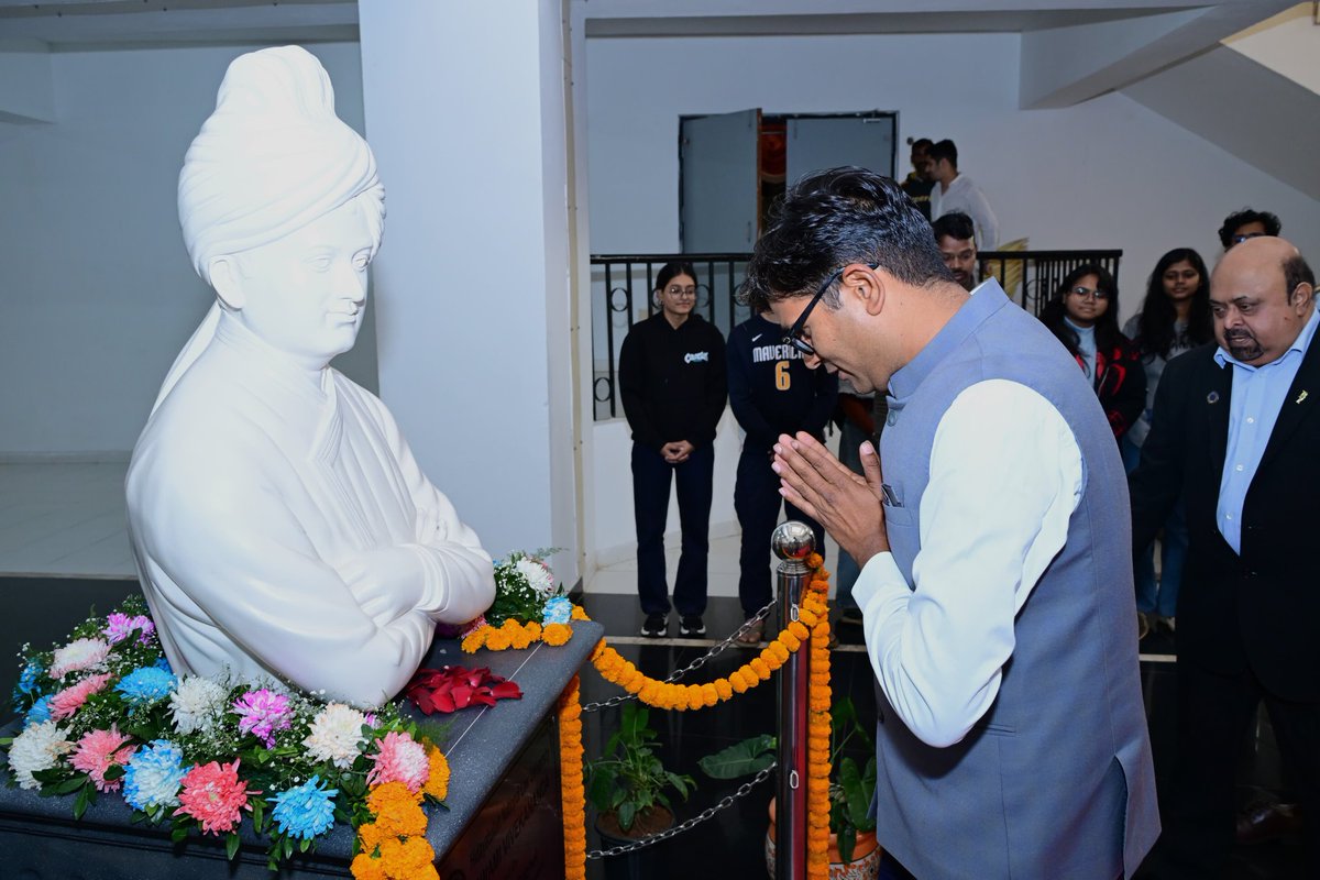 आज नवा रायपुर स्थित हिदायतुल्लाह नेशनल लॉ यूनिवर्सिटी में आयोजित 5वें  स्वामी विवेकानंद स्मृति व्याख्यान में सम्मिलित हुआ। इस अवसर पर ...