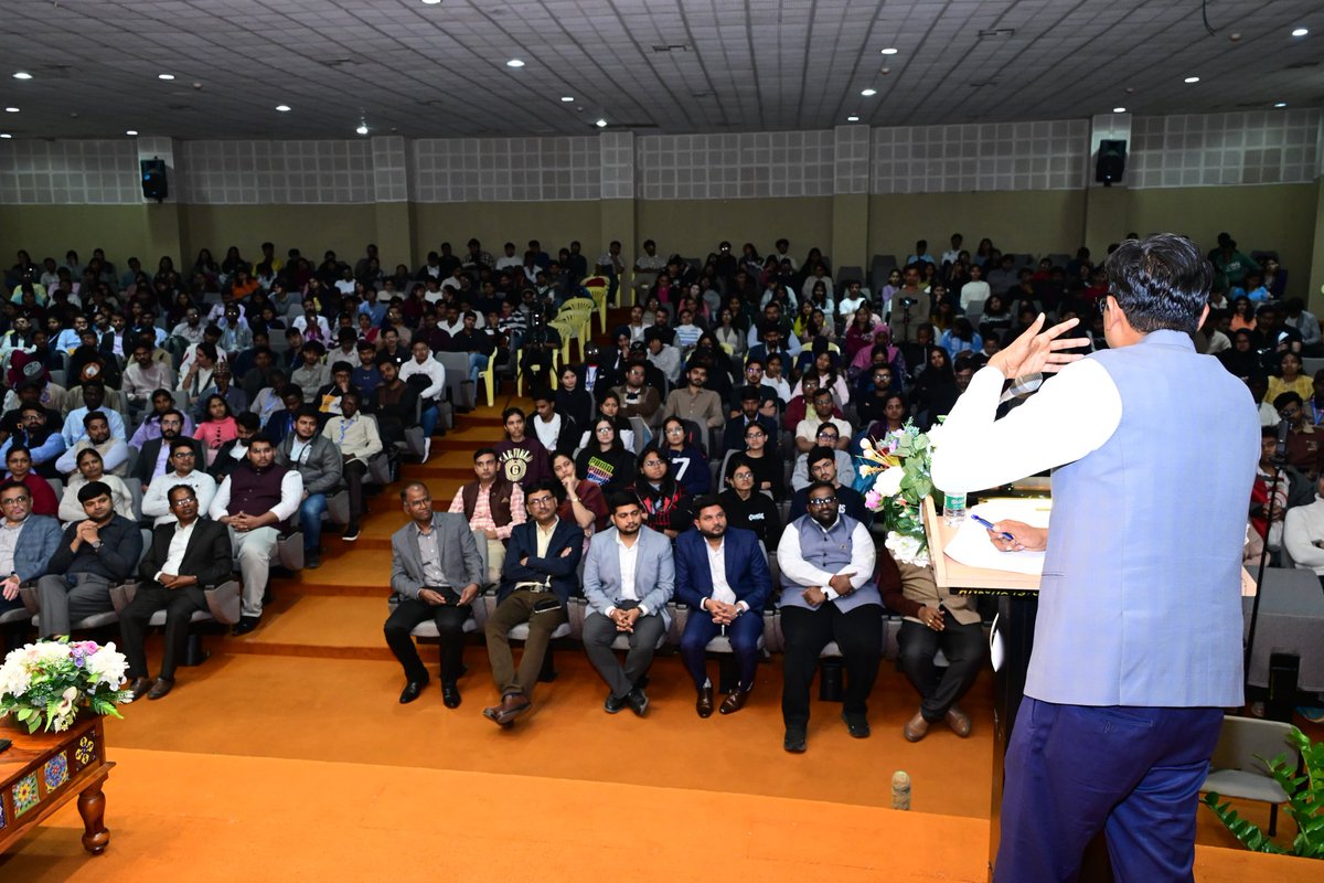 आज नवा रायपुर स्थित हिदायतुल्लाह नेशनल लॉ यूनिवर्सिटी में आयोजित 5वें  स्वामी विवेकानंद स्मृति व्याख्यान में सम्मिलित हुआ। इस अवसर पर ...