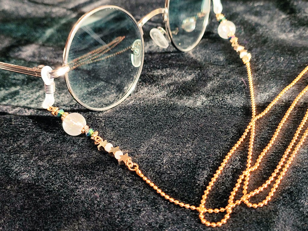 【星雲グラスチェーン】
生まれたての星雲をまあるく撫でて形を作り、軽く使いやすいグラスチェーンに加工しました🪐
三つの小さな星を連れ眼鏡を彩り支えるお仕事をするのです
星雲の両サイドに寄り添う虹のカケラは色が様々ございます、ぜひ明るい所でお好みの色を見つけて下さいね💎
#まいにち魔法