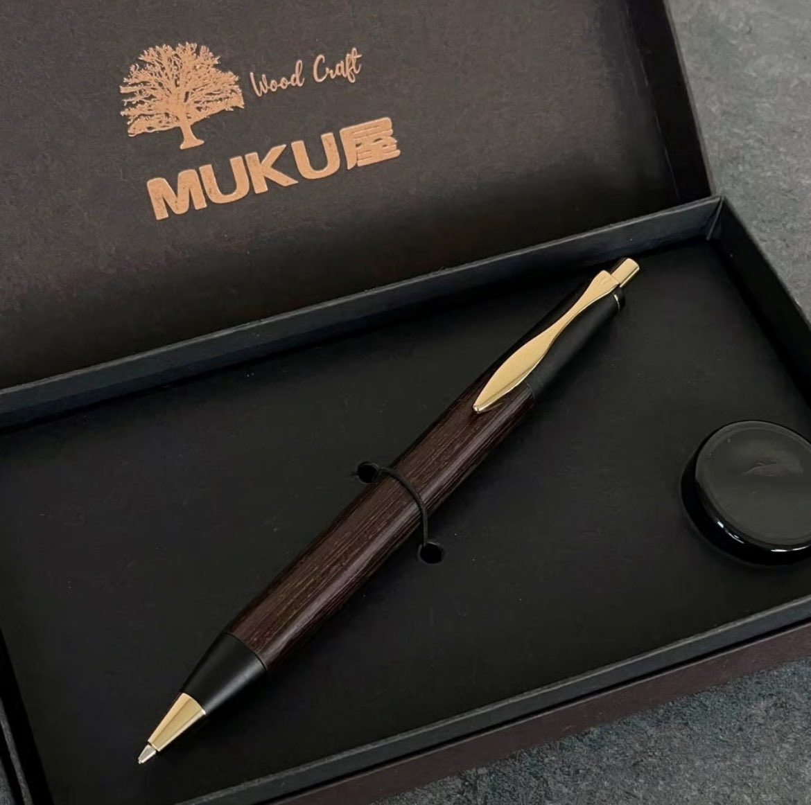 新商品の情報です
ウェンジ / 2つの内部機構を持つ新感覚の木軸ペン SINPEN 

新たにウェンジが仲間入りしました
どうぞ宜しくお願い致します😊

mukuya.stores.jp/items/695fa845…

#MUKU屋 #木軸ペン #木軸シャープペンシル #木軸ボールペン #新樹種