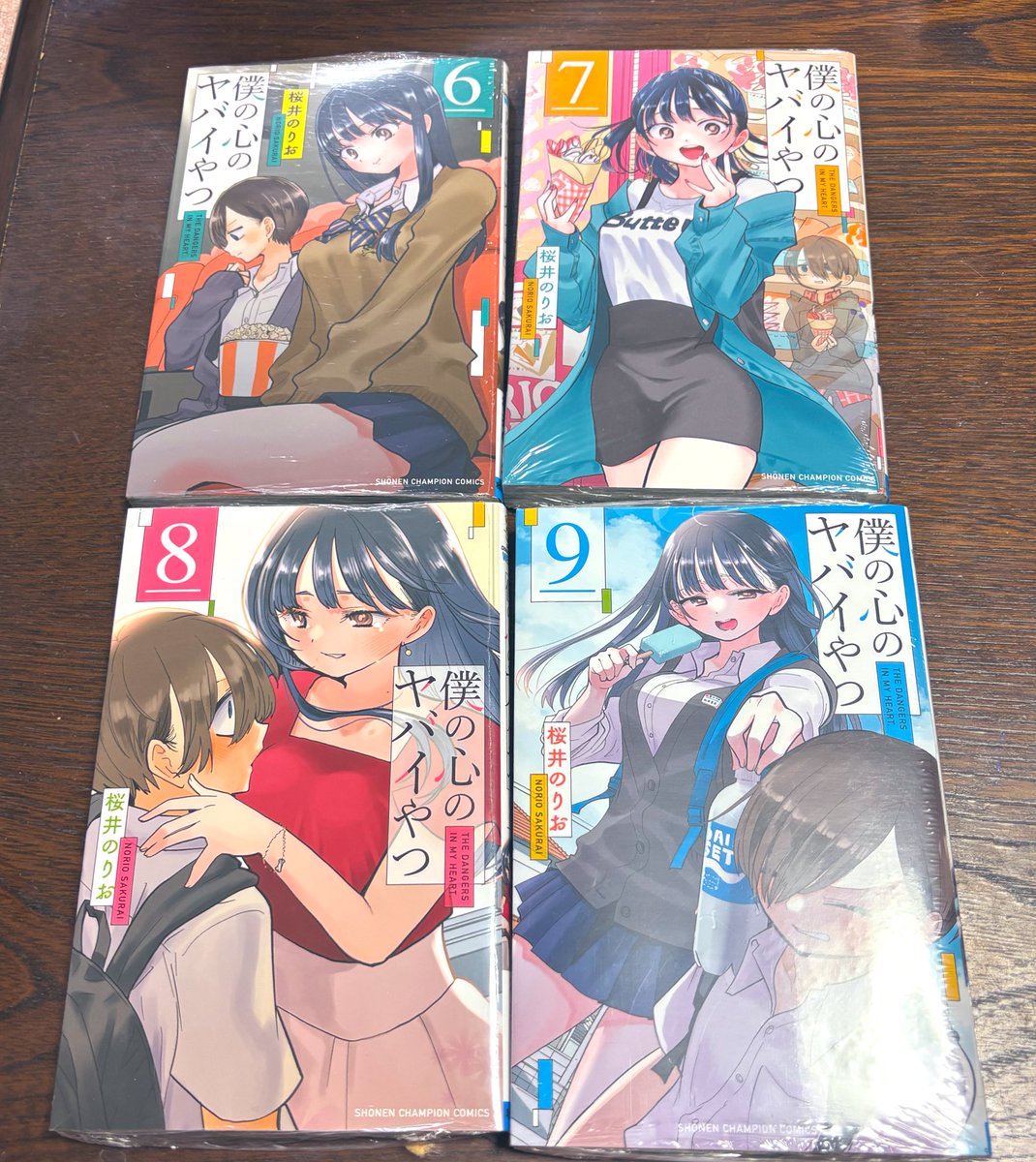 タダ！ショップ内の漫画お買い上げの方限定 こちらおまけです！ アニメイト特典は写真の本以外に既存巻を買ったのでいただいています。