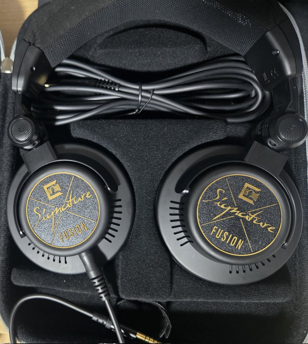 lime_'s tweet image. ULTRASONE Signature FUSION Open Back届いた！
音は低音が多め？ライブ音源とかいい感じに聞ける。早く慣らし終えたい