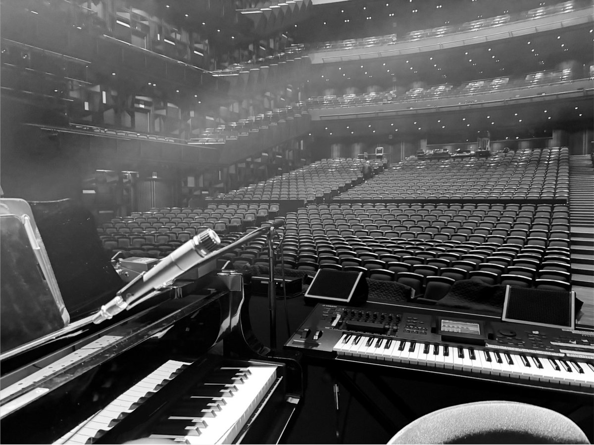 今年はじめのコンサートは、
#玉置浩二 さん「玉置浩二with 故郷楽団10周年Concert Tour 2025 〜blue eggplant field」
フェニーチェ堺公演でした。
トオミヨウさんの代わりで参加させていただきました。

今まで何度も自分を支えてくれた、玉置さんの歌声。
ご一緒させていただき、感無量でした。
