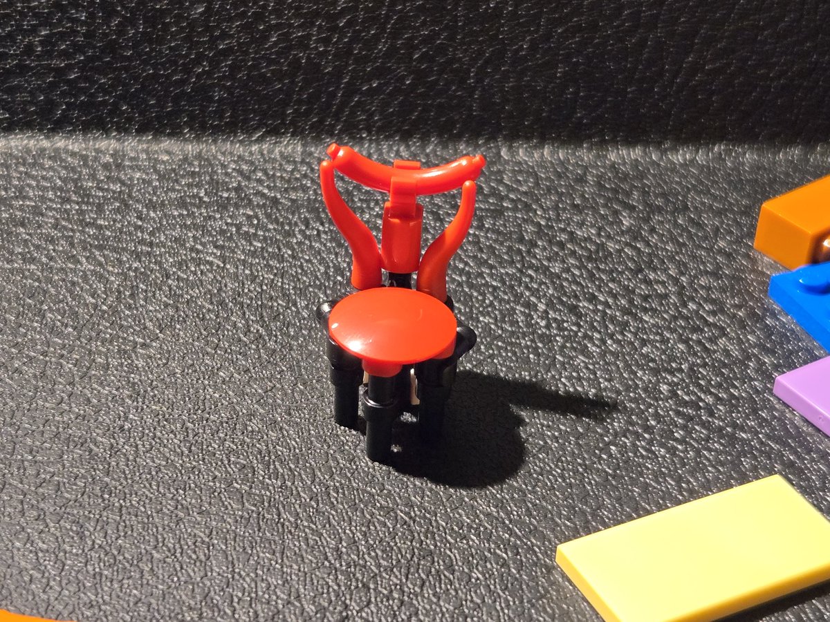 rei24lego's tweet photo. デザイナーズチェア
Yチェアとかセブンチェアを彷彿させる。フィグサイズで椅子のディティール出すの難しいのによく考えるわ https://t.co/ll7OcjvJ5Q