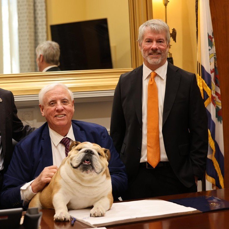 pete_rizzo_'s tweet image. JUST IN: MICHAEL SAYLOR JUST MET WITH SENATOR JIM JUSTICE TO DISCUSS #BITCOIN ADOPTION

CLARITY INCOMING. LET'S GO 🔥