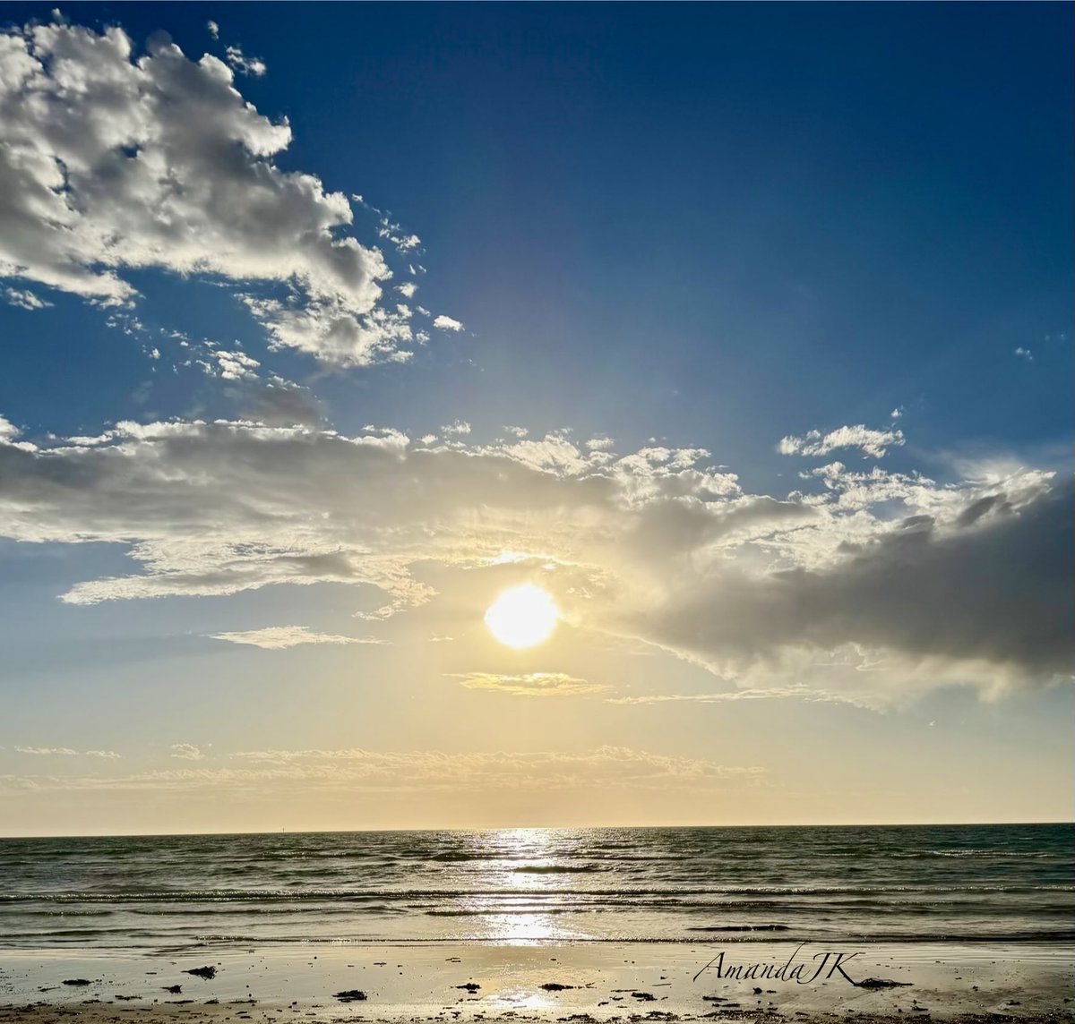 AmandaJK_'s tweet image. Took this photo today after a day at the beach. 
Now check out the second pic of the sun zoomed in
Do you see what I see??? 😲🌞