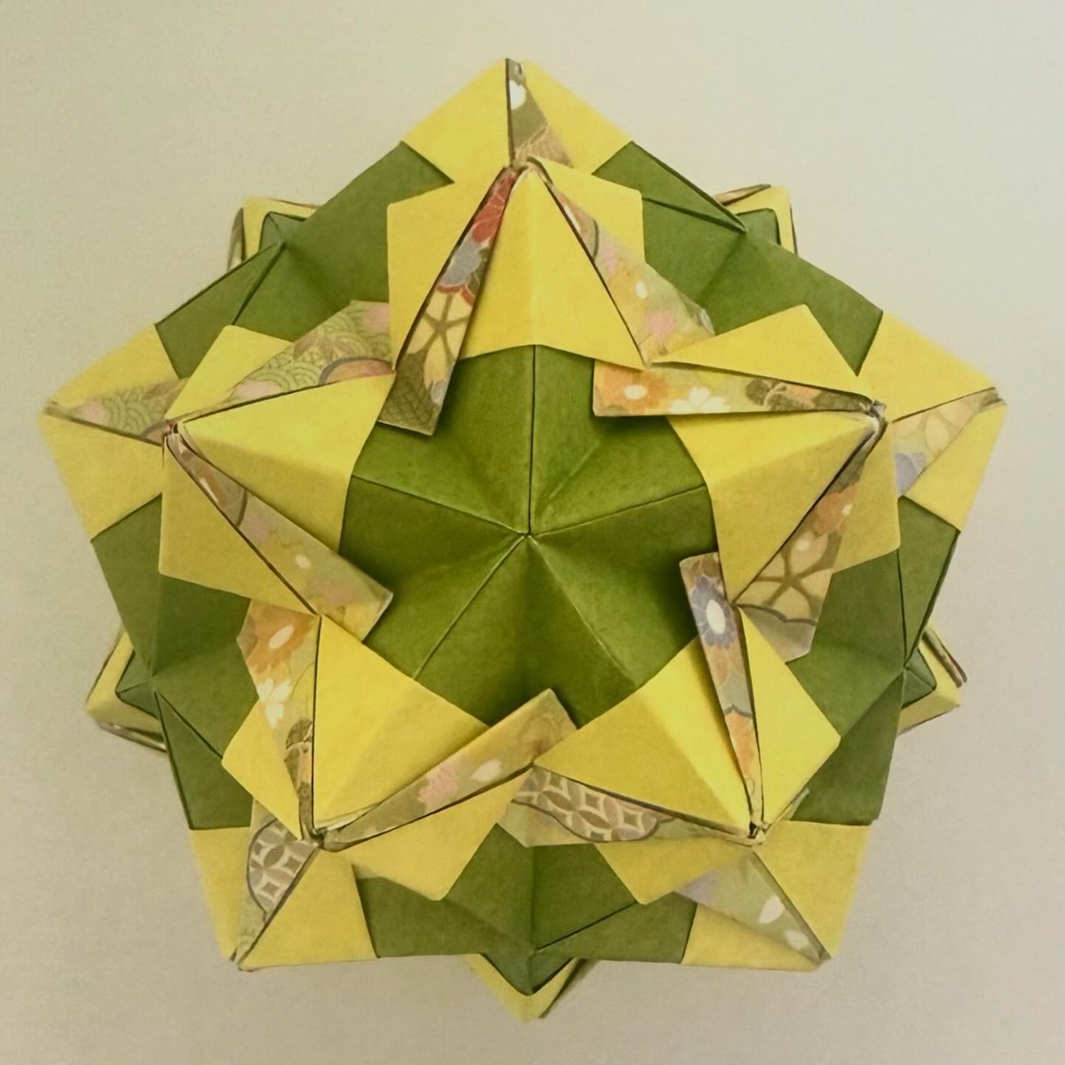 fuy199's tweet image. 流れ違いどめⅢ by 布施知子さん

抹茶色の折り紙を使ったら
和菓子のような仕上がりで
お茶を飲みたくなりました🍵🍡

#ユニットくす玉
#布施知子さん
#beautifuldesign
#2026もくす玉