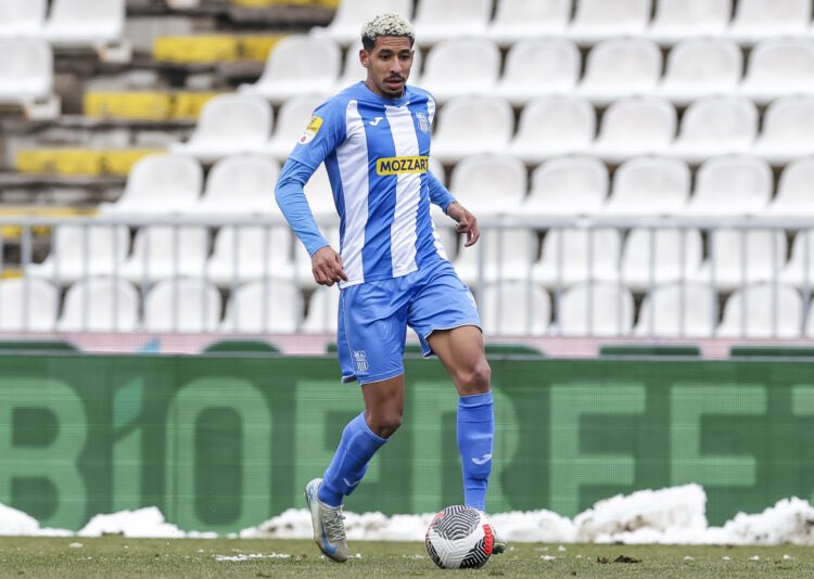 Rio Ave poderá ir ao mercado por extremo brasileiro.

Com a saída de André Luiz, o Rio Ave pondera atacar por Diogo Bezerra para colmatar a saída

O extremo de 23 anos tem 2G e 8A em 20J na Super Liga Sérvia

Representa o OFK Belgrad e tem valor de mercado de 1,8M€

<a href="/MozzartBet/">Mozzart Bet</a>