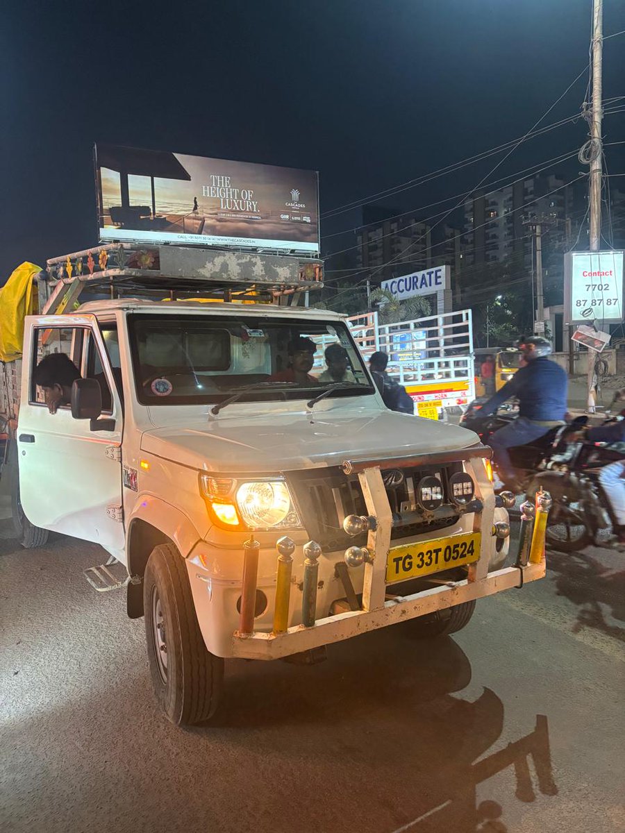 SandypkcSandeep's tweet photo. @HYDTP,@CYBTRAFFIC 8th Jan 2026, 6:30pm outside 
Maangalya shopping mall, Narsingi Road. Driving wrong side and blocking the trafic as well. TG330524 https://t.co/gJMiq2XbcC