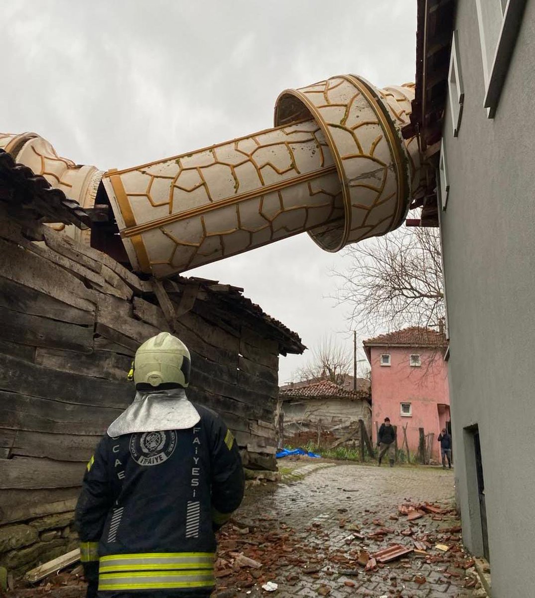 ozgunkocaeli's tweet photo. Kocaeli'nin Kandıra ilçesinde şiddetli fırtınaya dayanamayan minare devrildi.

#fırtına #rüzgar #minare https://t.co/d4hvHEBmiG