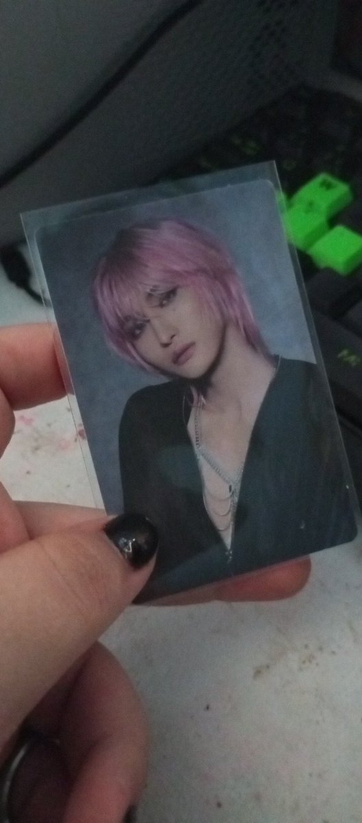 Esse photocard só existe na minha mão não eh possível eu não acho ele em lugar NENHUM