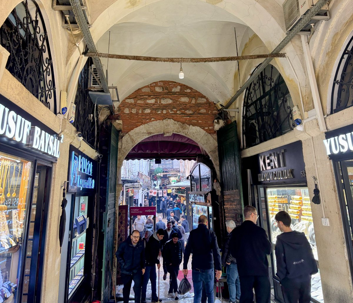 Çuhacı Han içinden “ayaklı borsa” tarafına bakış.
(Anlık)