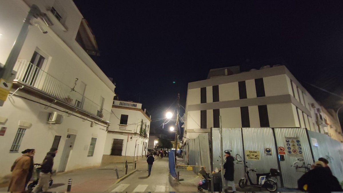 ElGiraldilloSev's tweet image. ❌ Nuevo engendro en Triana, en calle Alfarería. Además de feo, ni un solo balconcito para asomarse. Se habrá quedado tranquilo el promotor...