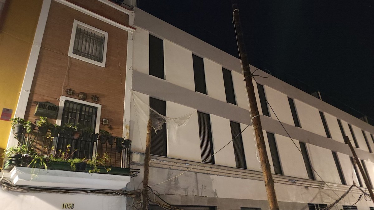 ElGiraldilloSev's tweet image. ❌ Nuevo engendro en Triana, en calle Alfarería. Además de feo, ni un solo balconcito para asomarse. Se habrá quedado tranquilo el promotor...