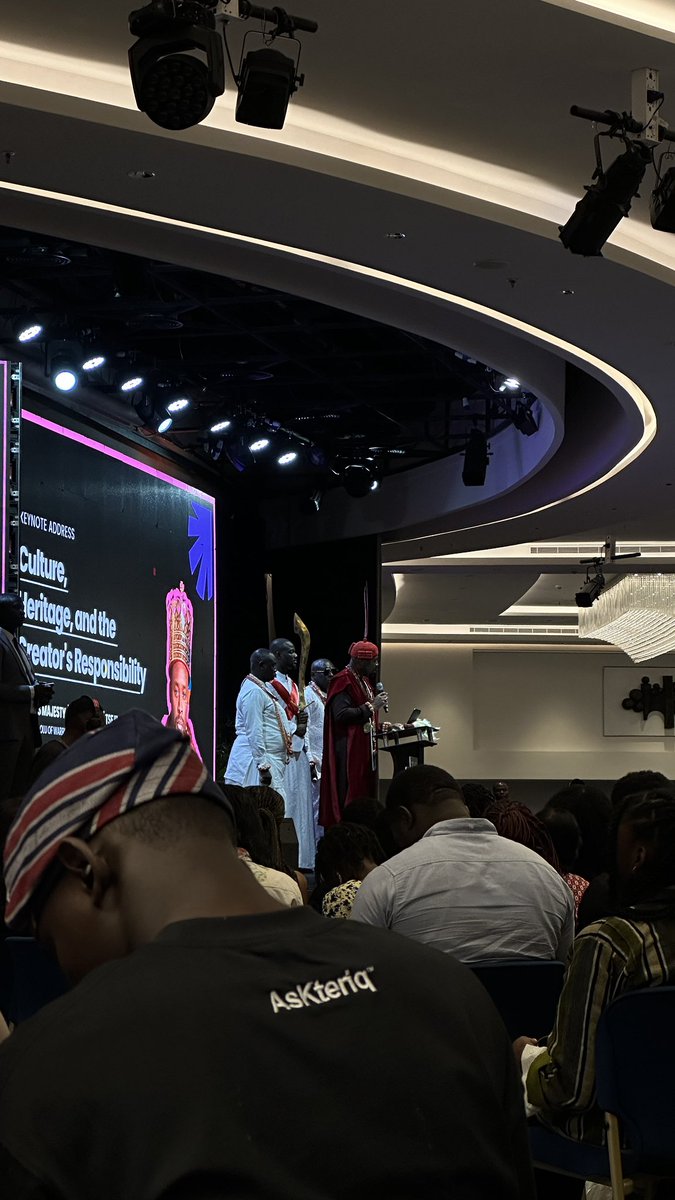 mrtosinolomu's tweet image. 💭 “I go cut my coat oversize this year”

📸 @ademolaniran1 🙌🏽 
📍 #lensforgood