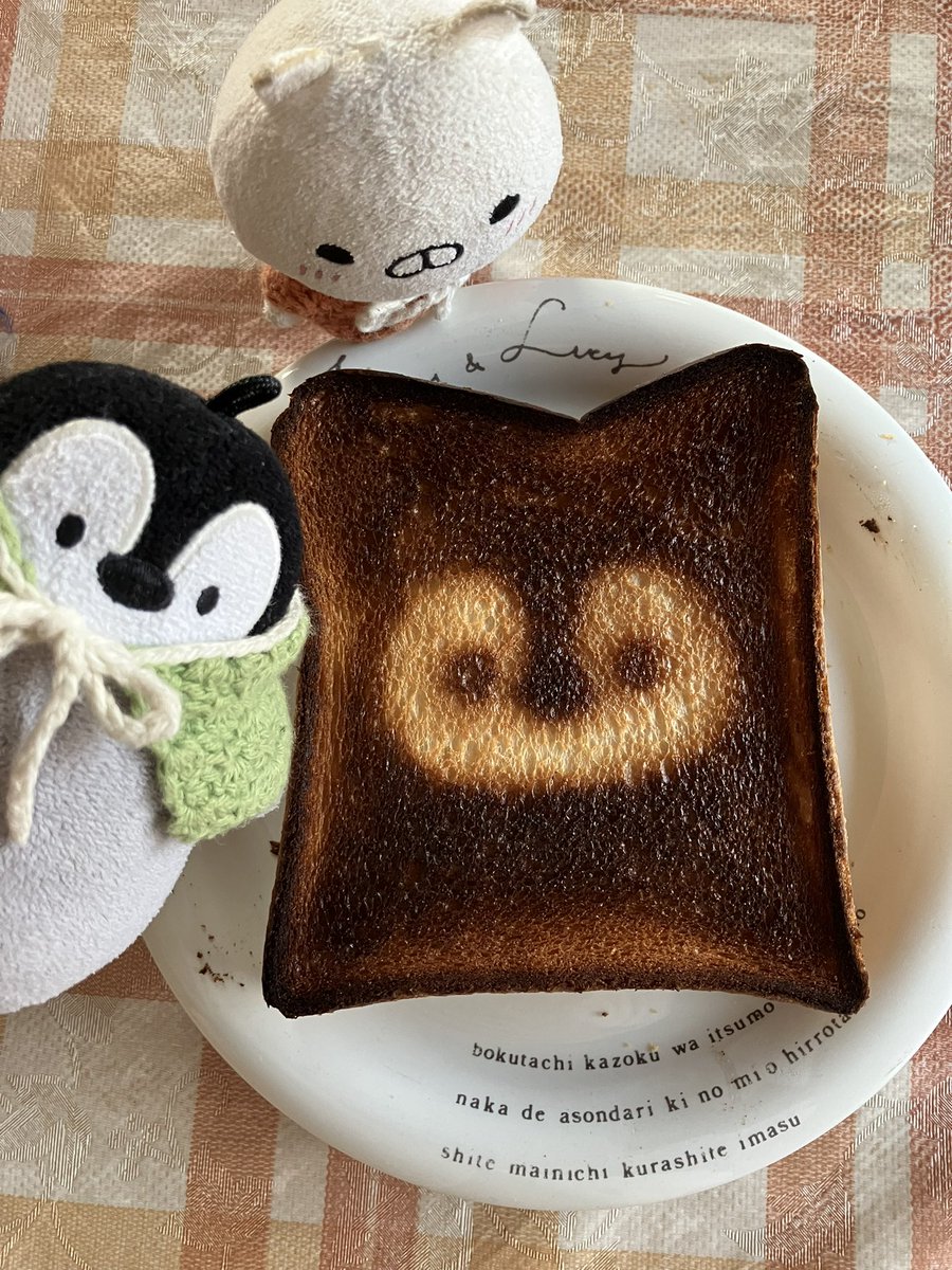 kozarashi_train's tweet photo. 一枚目、ぺんちゃんトーストあまりに真っ黒の日焼けしすぎ状態に(´；Д；`)

翌日リベンジで再チャレンジ！

ほどよい具合の可愛いぺんちゃんトーストが焼き上がりました🍞🐧✨ https://t.co/0com1cNsR0