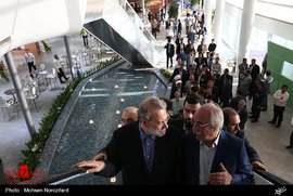 این محمدساعدی‌نیا صاحب برند ساعدی‌نیا و مهروماه هست که روبان افتتاح مجموعه‌ مهروماه‌اش را علی لاریجانی رییس وقت مجلس برید! 
این آقا امروز یادش افتاده ساعتش را پهلوی تنظیم کند؟ اول همه مواهب و امکاناتی که با این ارتباطات جمع کردی پس بده بعدا ژست پهلوی پرستی بگیر!