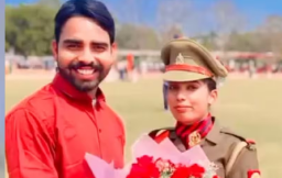 EkSandesh24's tweet image. हापुड़:पति गुलशन का आरोप है कि उसने मेहनत कर पत्नी (पायल रानी) को पढ़ा-लिखाकर दरोगा बनाया,लेकिन अब उसे ही प्रताड़ित किया जा रहा है।13 नवंबर 2025 को दरोगा पत्नी पायल ने पति और ससुराल के 6सदस्यों के खिलाफ नगर कोतवाली में दहेज उत्पीड़न का केस दर्ज कराया।#Hapur #ViralCase #Police #UP