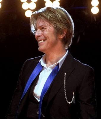 A lenda David Bowie completeria hoje 79 anos.

Mesmo depois de sua partida, o “camaleão” segue como um dos artistas mais influentes do rock e da música pop.