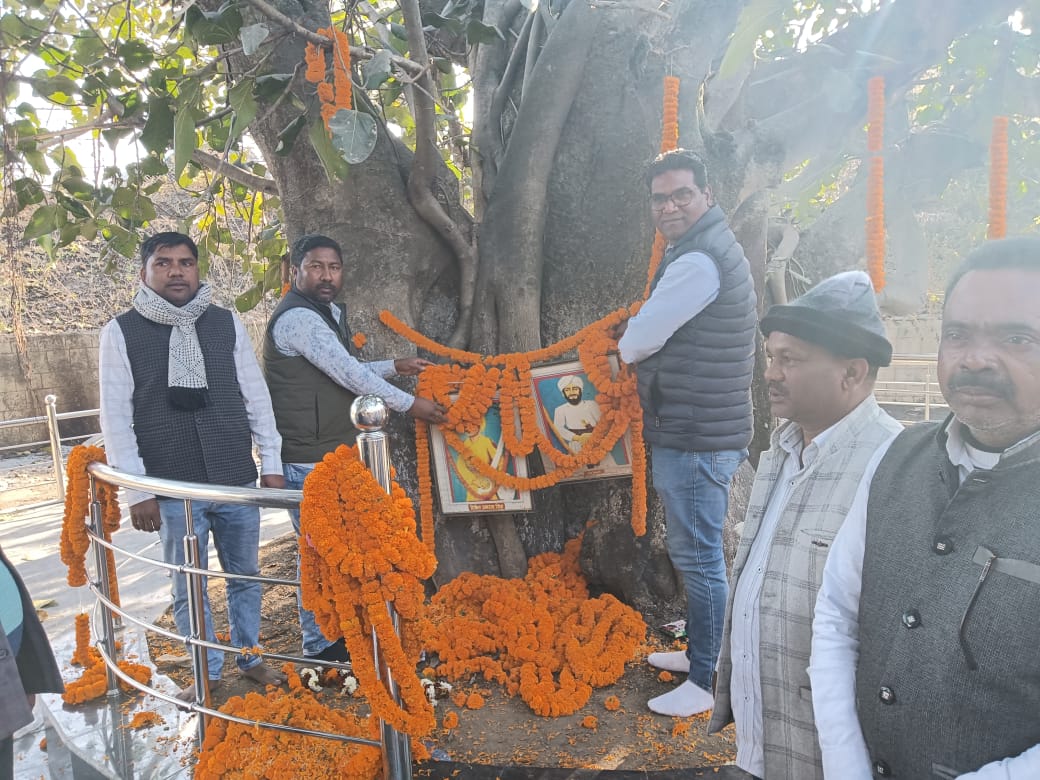 Sazid195's tweet photo. आज 1857 की क्रांति के महान वीर शहीद शेख भिखारी एवं टिकैत उमराव सिंह के शहादत दिवस के अवसर पर चूटूपालू घाटी स्थित शहीद स्थल पहुँचकर दोनों अमर शहीदों को श्रद्धांजलि अर्पित किए।
@HemantSorenJMM @JMMKalpanaSoren @hafizulhasan001 @JharkhandCMO @JmmJharkhand https://t.co/07uWNDsrus