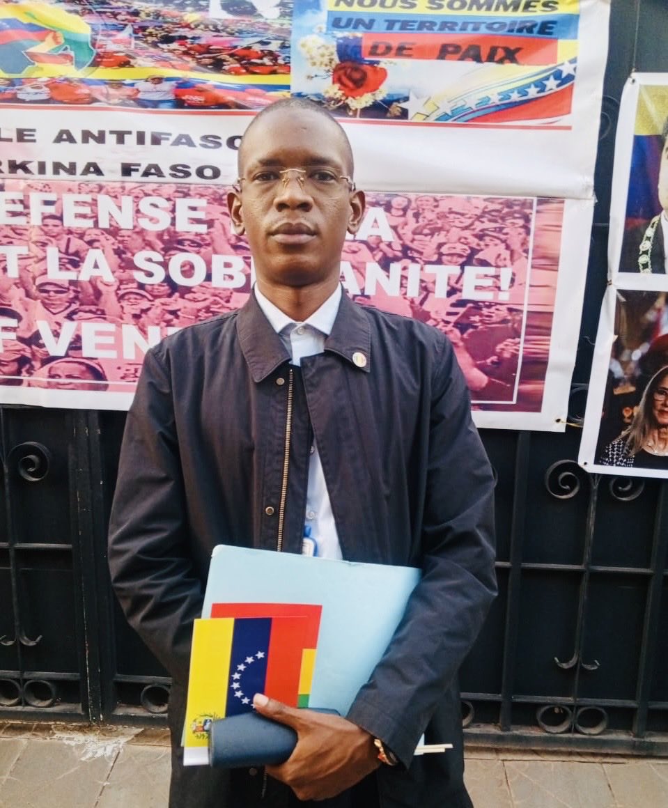 President_Diop's tweet photo. En qualité de jeune leader, j'ai répondu présent à l'invitation de l'ambassade du Venezuela au Mali, qui a organisé en fin d’après-midi une conférence de presse animée par Son Excellence M. Elio Colmenares, ambassadeur du Venezuela au Mali. 🙏🏾🇲🇱🇻🇪🤝🏾 https://t.co/3x7y7Rhj1G