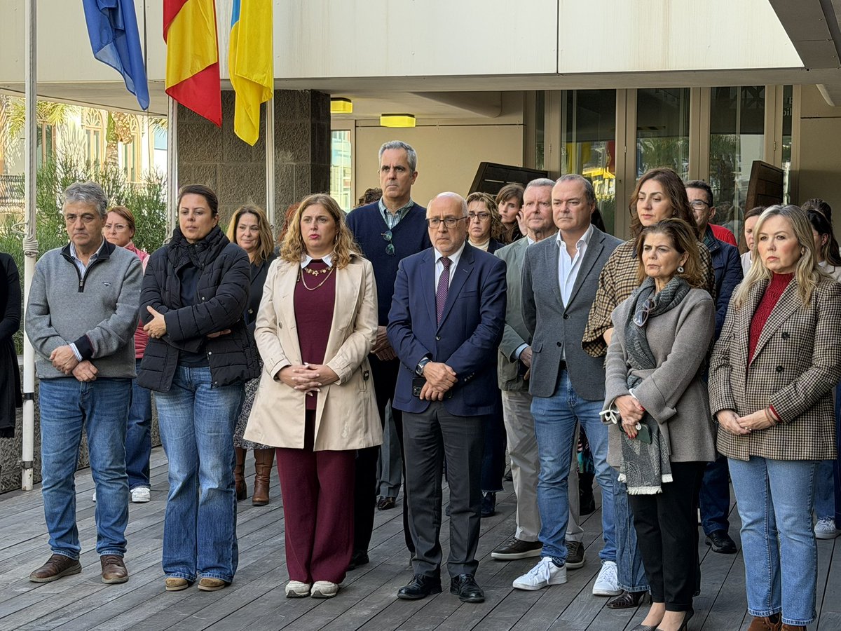 Minuto de silencio en repulsa y condena por el asesinato de una mujer de 43 años en Las Palmas de Gran Canaria, el 5 de enero.

#BastaYa