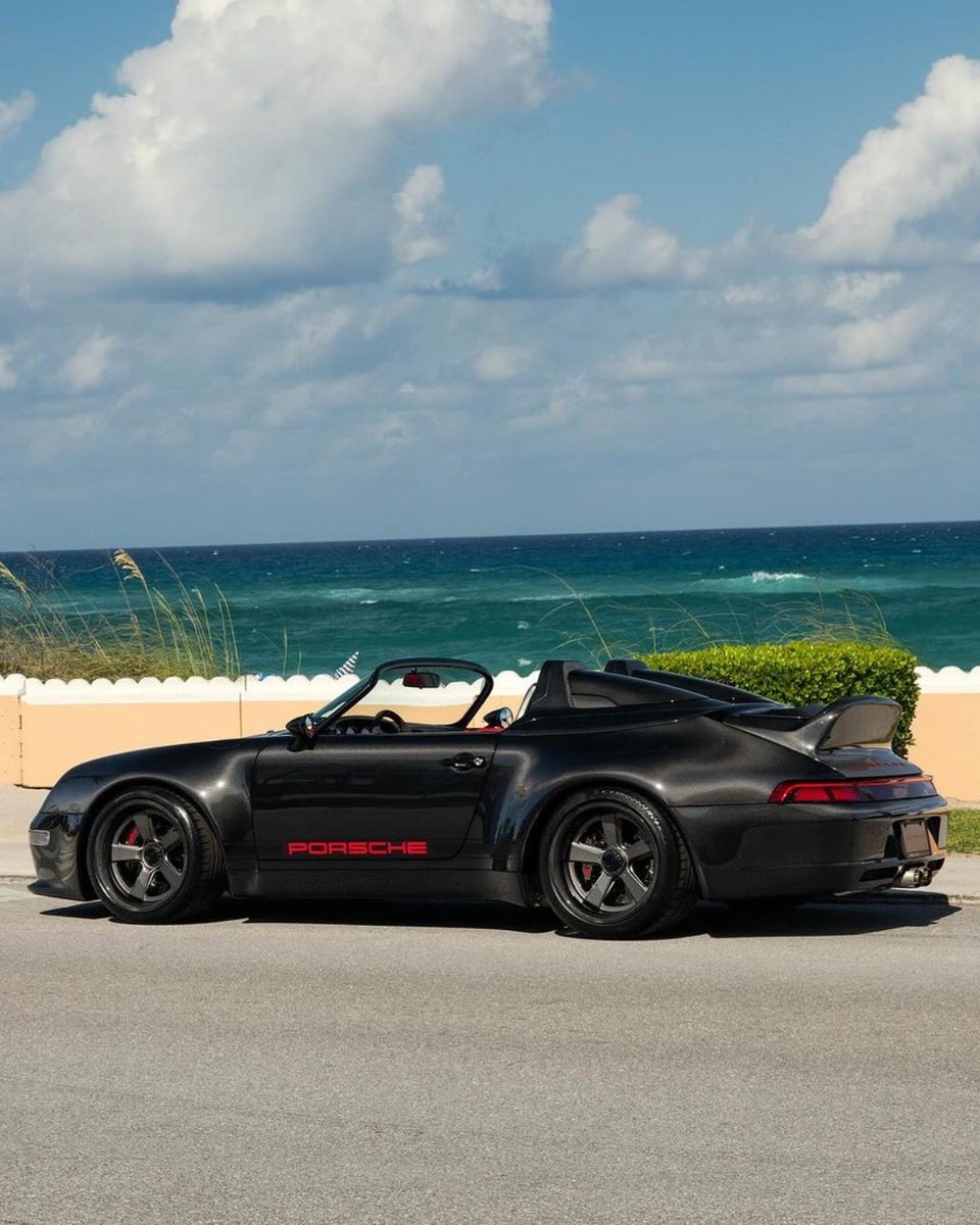 duPontREGISTRY's tweet image. 1995 Porsche 911 Speedster Remastered by Gunther Werks | Now available

This example by Gunther Werks is the essence of bespoke performance — a masterfully reimagined 993 with widened carbon-fiber bodywork, performance-tuned dynamics, and a commanding presence that blends classic